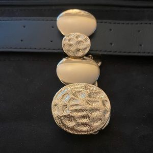 Gold tone stretch bracelet.